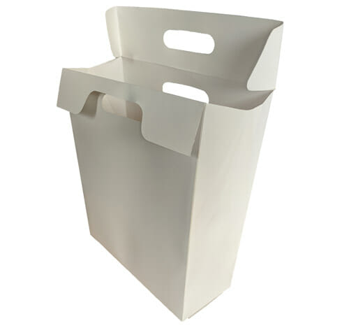 Caixa personalizada tipo sacola, está virada de frente e com a tampa aberta, sendo possível ver um pedacinho da parte interna da embalagem.
