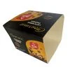 Envoltório de sorvete personalizado da Empresa Maipu, o envoltório é preto, escrito "Gourmet" em dourado, e abaixo do gourmet o sabor do sorvete que é "leite ninho trufado", tem um retângulo arrendondado no canto inferior direito, com o logotipo da Maipu, e abaixo uma bola de sorvete amarela com gotas de chocolate, a bola está caindo dentro de uma calda de chocolate, que está esparramando para cima, na parte superior também tem a mesma foto. O envoltório está fora da embalagem, plástica e é possível ver o interior do envoltório do lado direito.