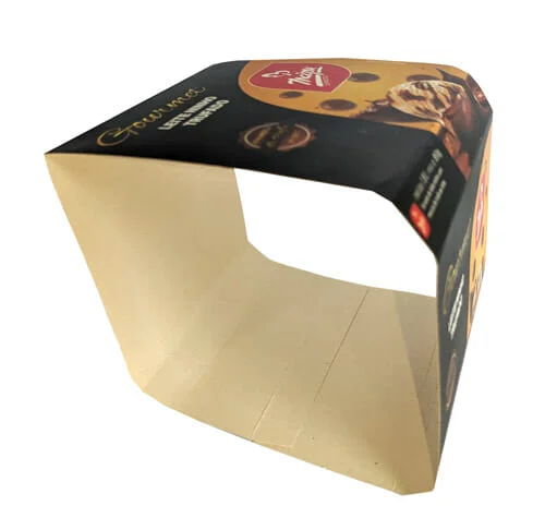 Envoltório de sorvete personalizado da Empresa Maipu, o envoltório é preto, escrito "Gourmet" em dourado, e abaixo do gourmet o sabor do sorvete que é "leite ninho trufado", tem um retângulo arrendondado no canto inferior direito, com o logotipo da Maipu, e abaixo uma bola de sorvete amarela com gotas de chocolate, a bola está caindo dentro de uma calda de chocolate, que está esparramando para cima, na parte superior também tem a mesma foto. O envoltório está fora da embalagem, plástica e e como o rótulo foi fotografado lateralmente, é possível ver a parte interna dele, na lateral esquerda.