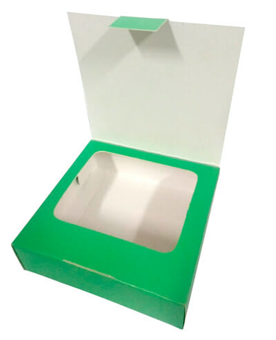 Caixa quadrada, com uma tampa aberta, mostrando uma janelinha dentro da caixa, na cor verde.