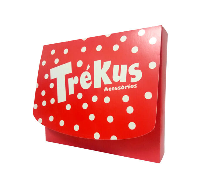 Caixa retangular na cor vermelha com detalhes em bolinha branca na tampa junto ao logotipo "Trékus Acessórios".