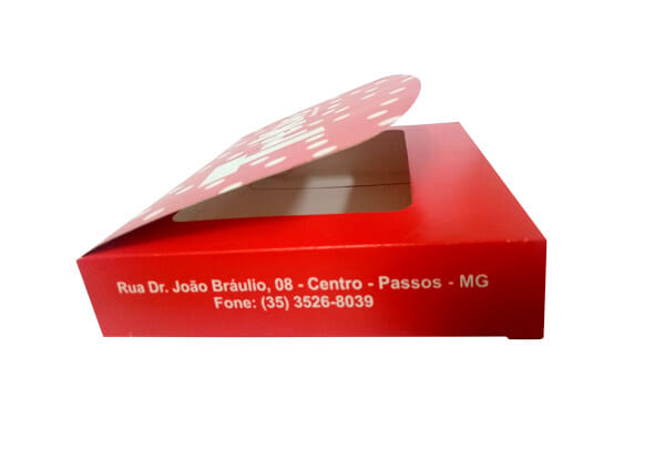 Uma caixa retangular vermelha, com a tampa ligeiramente aberta, sob a tampa é possível ver uma moldura de papel vermelho, formando a caixa.