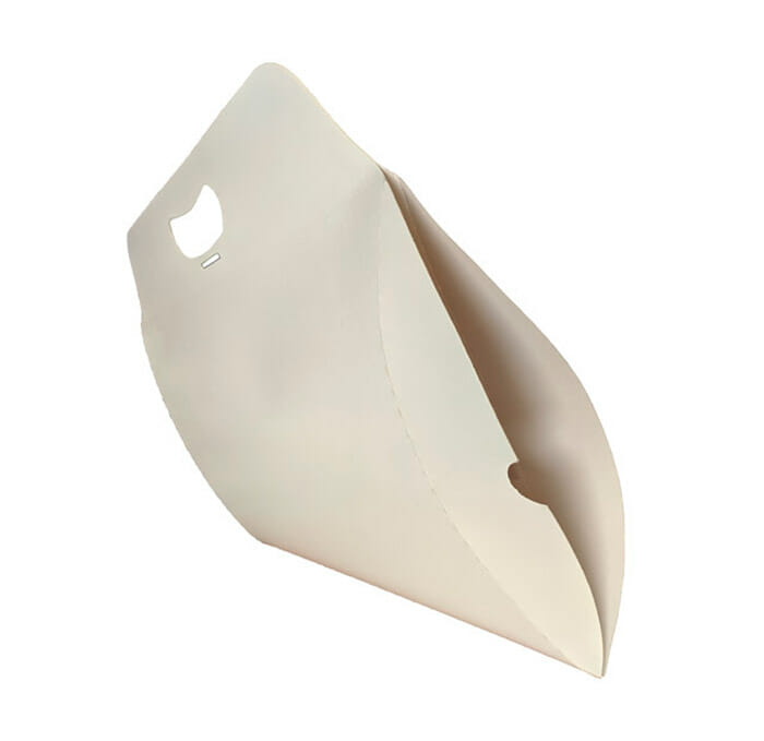 Caixa travesseiro com alça personalizada na cor branca, ela está virada lateralmente sendo possível ver a tampa aberta e um pedaço da parte interna.