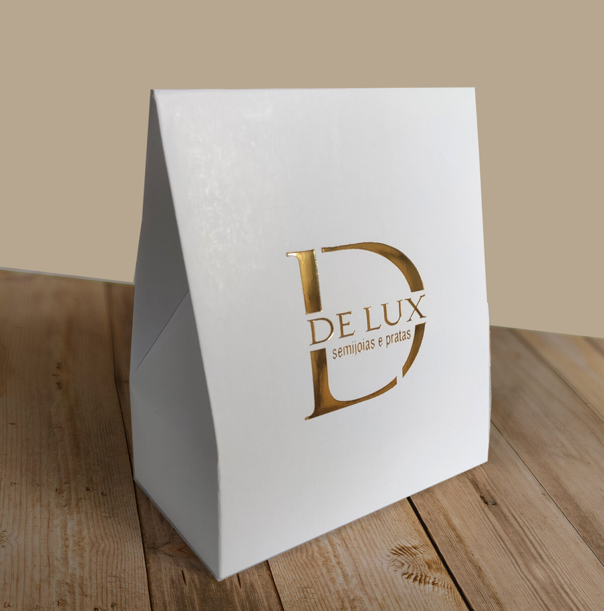 Caixa Presente Personalizada, branca com hotstamping dourado. Sobre uma mesa de madeira.
