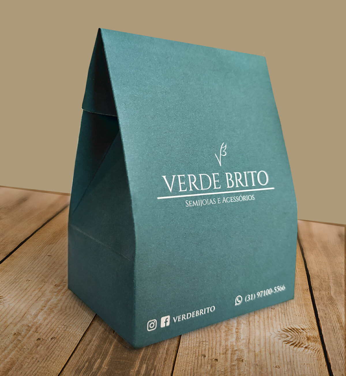 Caixa Triangular Personalizada na cor verde escrito 
