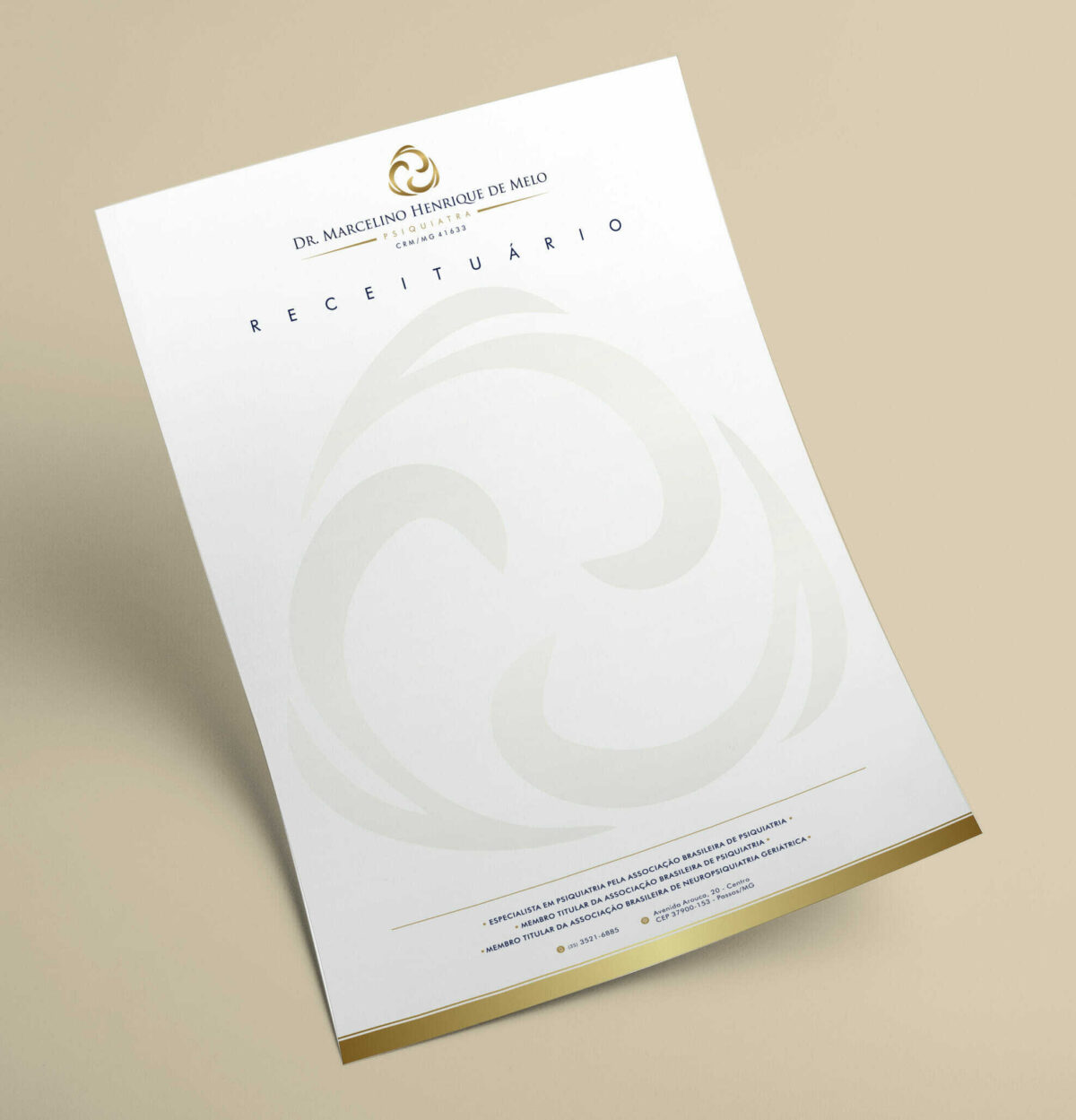 Receituário Personalizado - A4 em Sulfite 90g – MOD. 002 - Receituário branco com detalhes em dourado na base com uma logomarca grande em marca dágua sobre um fundo bege