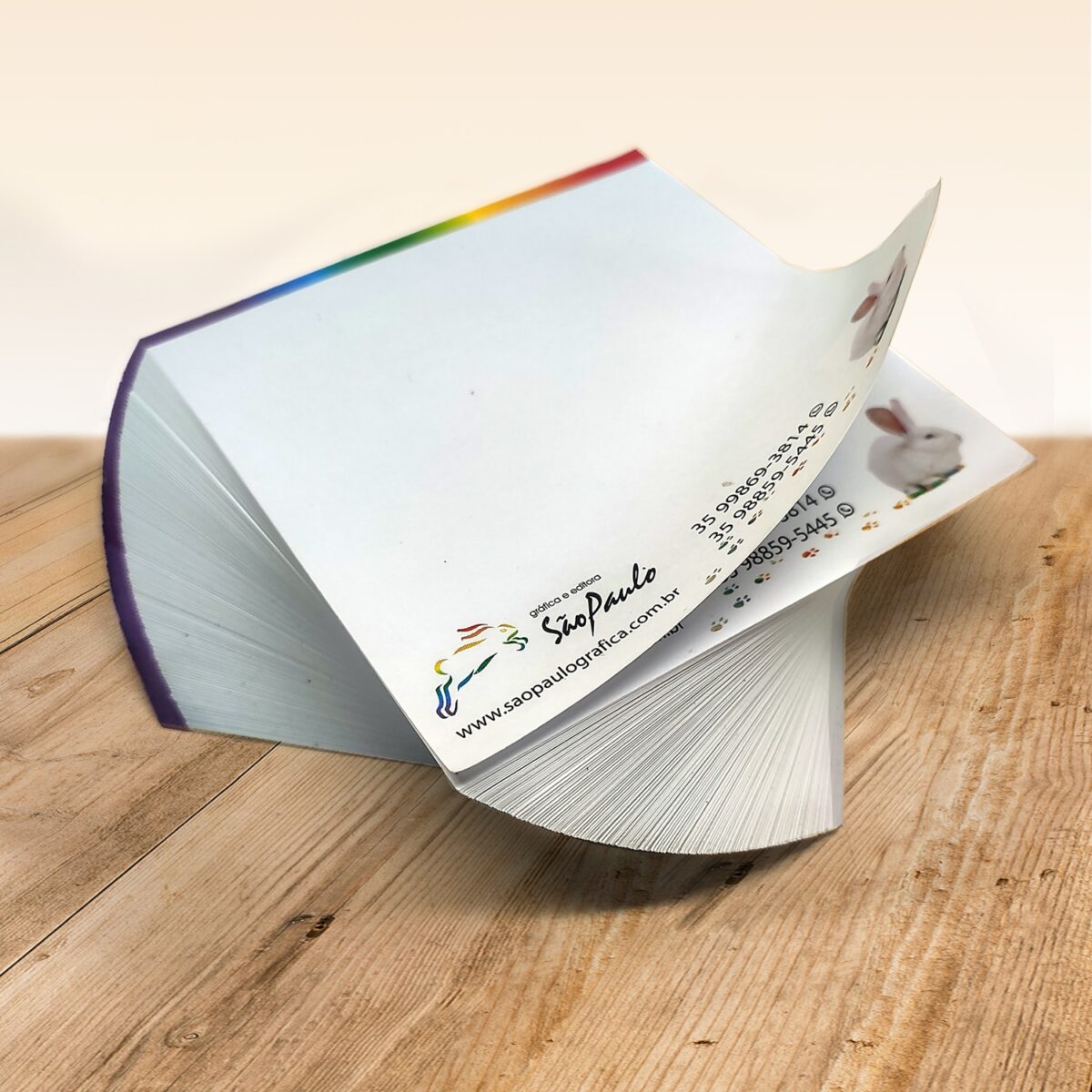Bloco de papel para anotações em aspiral com uma ilustração de coelho no canto no fundo bege