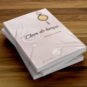 3 livros com capa com laminação fosca e verniz localizado, sobre uma mesa de madeira título 