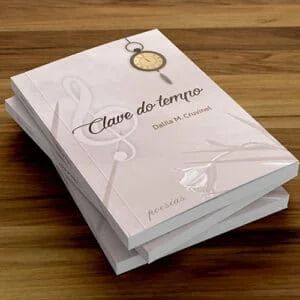 3 livros com capa com laminação fosca e verniz localizado, sobre uma mesa de madeira título 