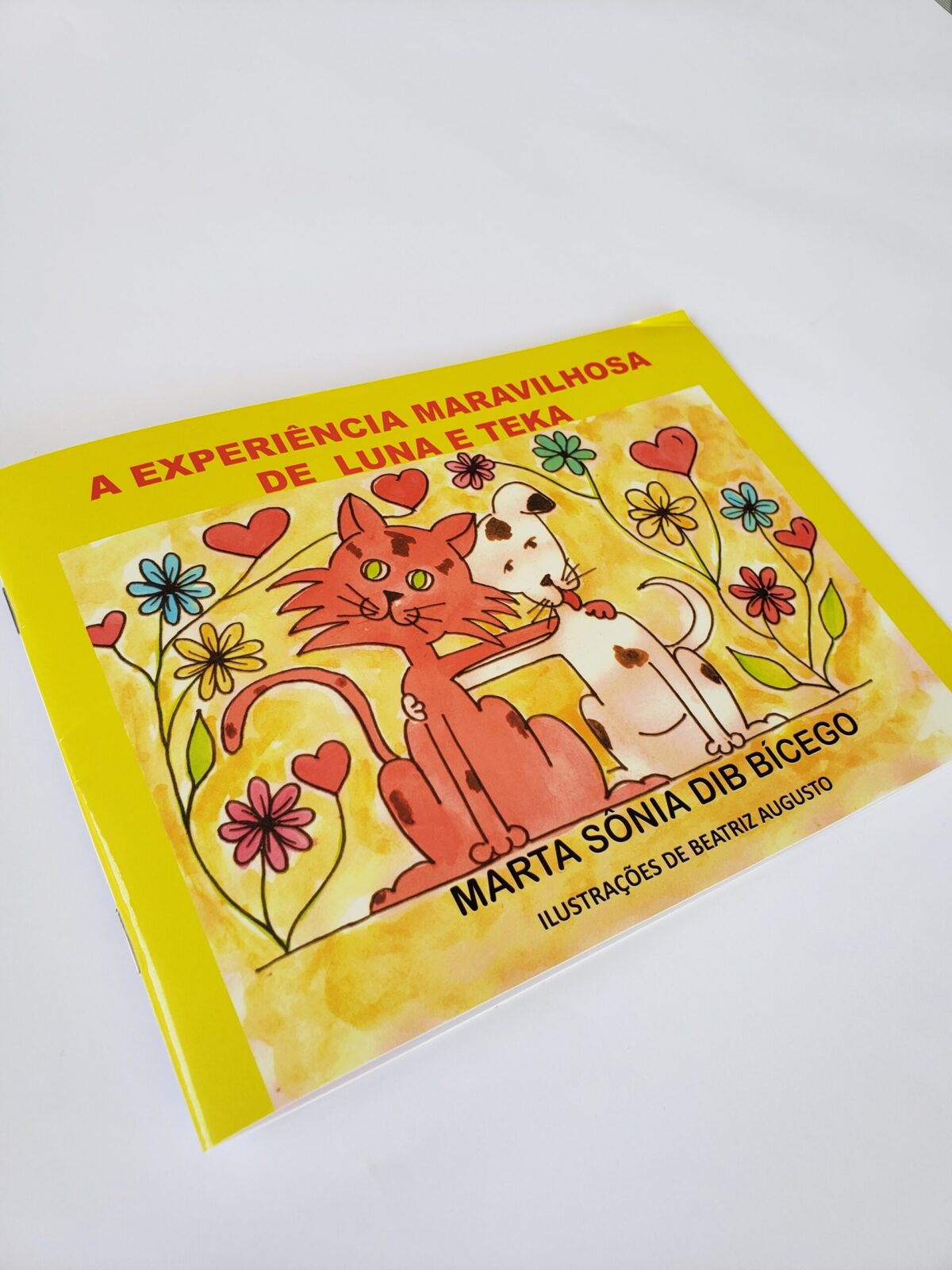 Livro infantil com laminação brilho capa amarela desenhos infantis título 