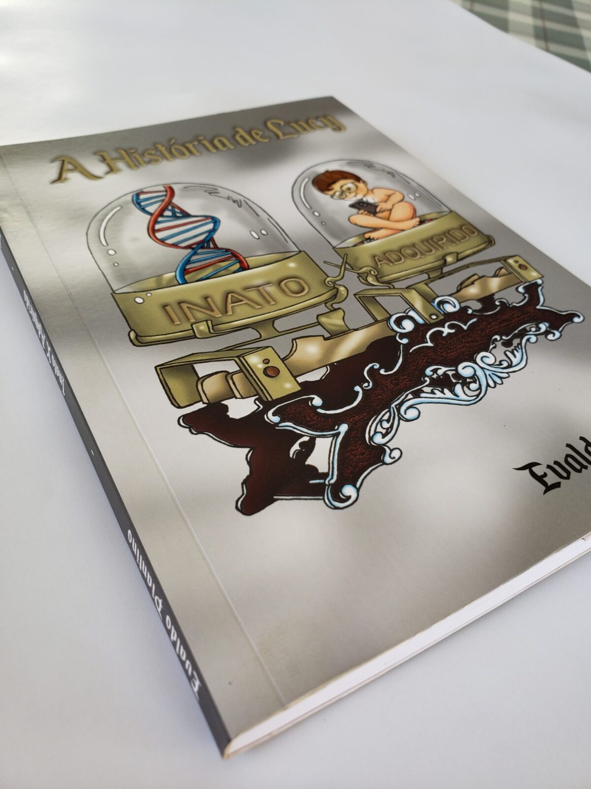 Livro com laminação fosca e verniz localizado uma unidade
