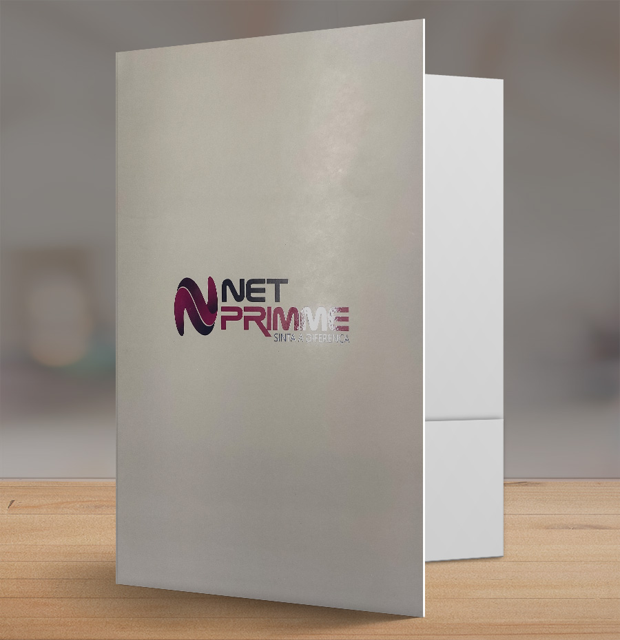 Pasta Personalizada com Laminação, Verniz Localizado e bolso - mod.120C - sobre uma mesa de madeira