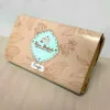Rótulo personalizado para Chocolate com Aplicação Especial de Hot Stamping para= com um fundo cinza sobre uma mesa de madeira