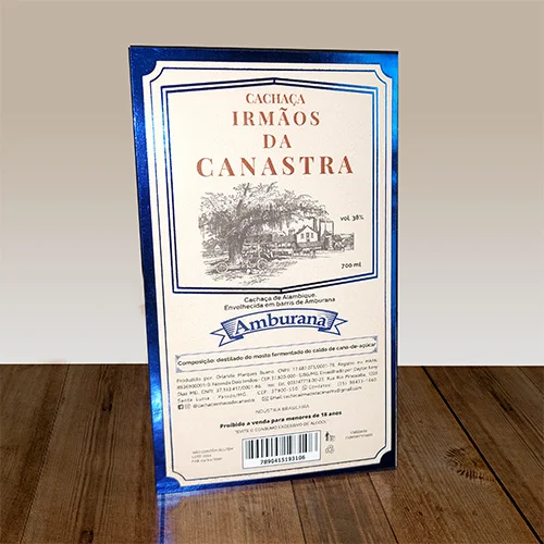 Rótulo com Aplicação Especial de Hot Stamping - Adesivo para garrafa amarelo com bordas azuis sobre uma mesa branca