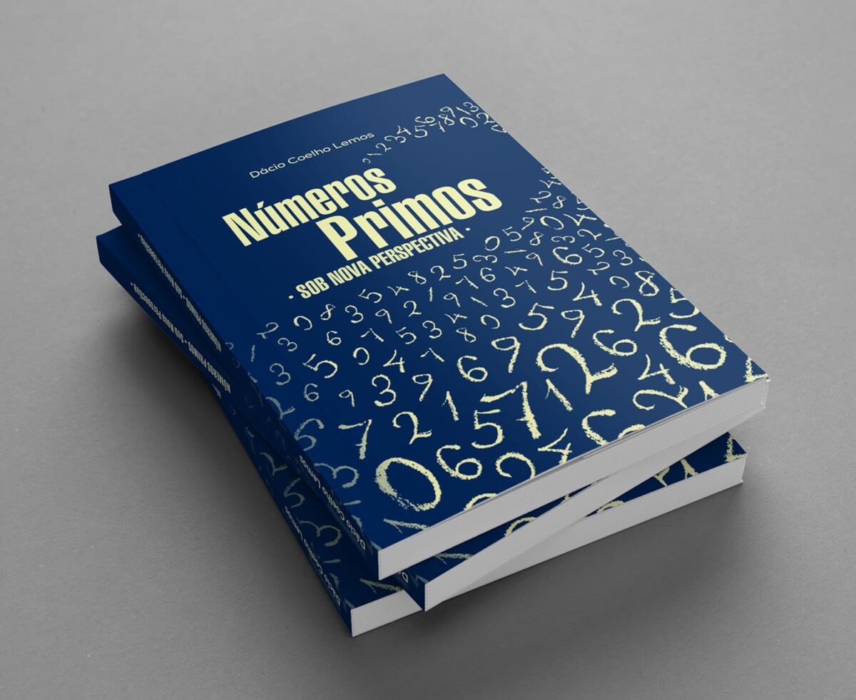 Livro Números Primos - sob nova perspectiva. livro azul sobre uma mesa cinza