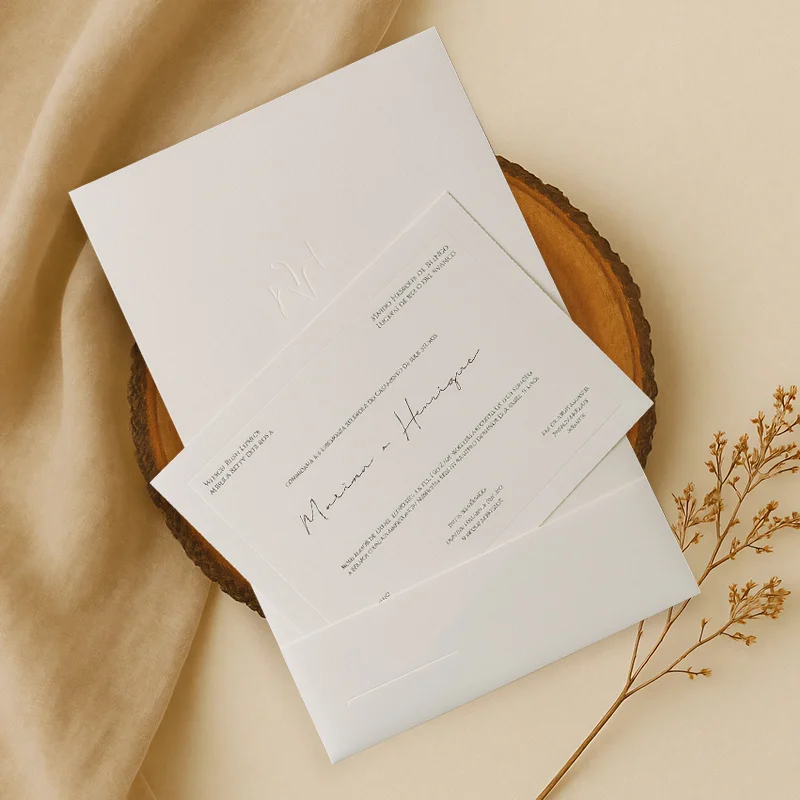 Convite em Papel aspen 240g, monograma relevo seco, texto relevo americano neutro, Nome em Hot Stamping prata, Convite empastado aspen 500g, vinco almofada