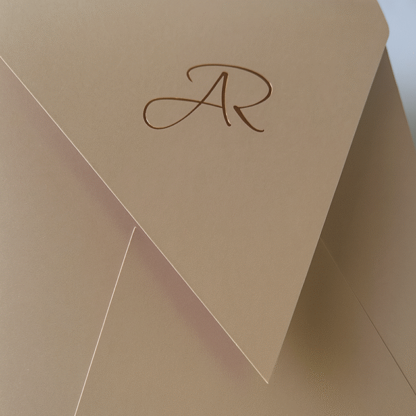 Convite de Casamento Rose Gold | Papel Metalizado e Relevo