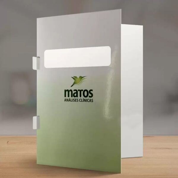 Pasta Personalizada com verniz total UV com janela e orelha