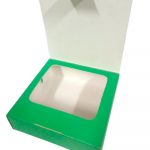 Caixa quadrada, com uma tampa aberta, mostrando uma janelinha dentro da caixa, na cor verde.